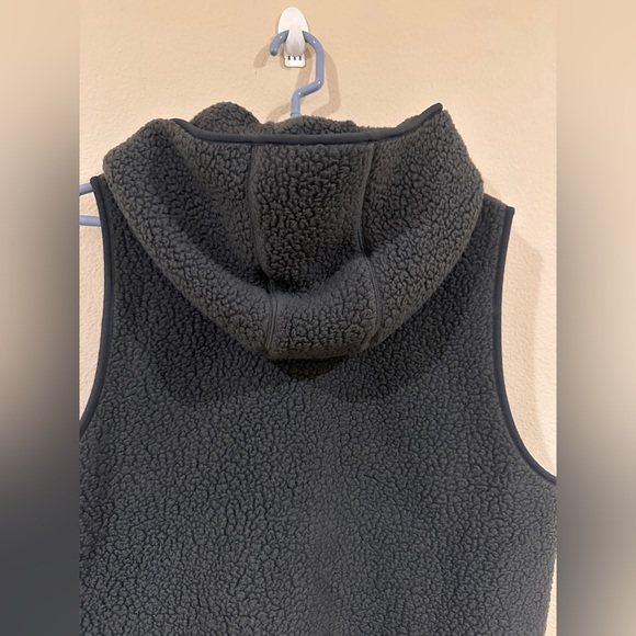 Aritzia Tna Polartec Thermal Pro Boulder Vest Jacket Dark Grey - Size Large - Picture 5 of 6